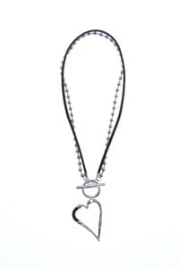 Halsband i silver och svart läder.